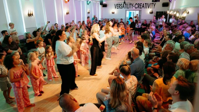 🎉⁠ BETAL FOR 1 HOLD OG DANS PÅ 2 HOLD 🎉⁠ ⁠
Nye Dansekurser Start I Hele September - Alt Inkluderet Priser - Book en prøvetime med det samme på www.dans.dk 🌍⁠ ⁠
Københavns bedste tilbud & priser - 50 % og 20 % rabat! 💰⁠
⁠.⁠
Vi har rigtigt mange forskellige hold på alle niveauer og til alle aldre: ⁠
✅ K-Pop Dans ⁠
✅ Tik Tok Dans⁠
✅ Hip Hop⁠
✅ Street⁠
✅ Commercial⁠
✅ Contemporary Fusion⁠
✅ Girly⁠
✅ Modern Dance⁠
✅ Wacking⁠
✅ Dansehall⁠
✅ Bollywood⁠
✅ Shuffle Dans⁠
✅ Burlesque Dans⁠
✅ House⁠
✅ Broadway Jazz⁠
✅ Showdance⁠
✅ Mini Mix⁠
✅ Funky Fitness⁠
✅ Børnedans⁠
✅ Ramasjang Dans⁠
✅ Bachata⁠
✅ Pardans⁠
✅ Ballroom⁠
✅ Salsa⁠
✅ Swing⁠
✅ Ballet⁠
✅ Acro Dans⁠
✅ Jumps⁠
✅ Step Dans⁠
✅ Disco⁠
✅ Breaking⁠
✅ Cheerleading⁠
✅ Heels⁠
.⁠
Se meget mere på www.dans.dk - der er link i bio 🔗⁠
.⁠
#komogværmed #fpdans #fpagency #verdensældstefamileejededanseskole #anno1935 #danseskole #amager #copenhagen #københavn #cph #copenhagendance #yourpassionyourlife #dancersofinstagram #danceliveshere #dance #dancestudio #danceschool #justdance #dancelifestyle #instadance⁠