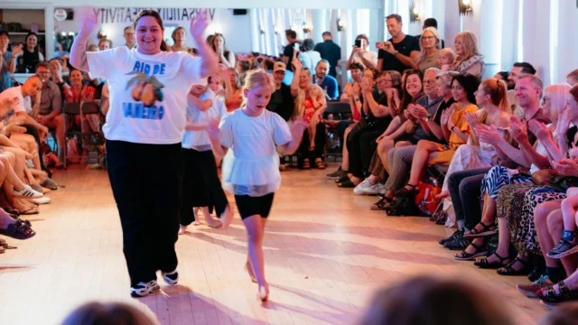 🎉⁠ BETAL FOR 1 HOLD OG DANS PÅ 2 HOLD 🎉⁠ ⁠
Nye Dansekurser Start I Hele September - Alt Inkluderet Priser - Book en prøvetime med det samme på www.dans.dk 🌍⁠ ⁠
Københavns bedste tilbud & priser - 50 % og 20 % rabat! 💰⁠
⁠.⁠
Vi har rigtigt mange forskellige hold på alle niveauer og til alle aldre: ⁠
✅ K-Pop Dans ⁠
✅ Tik Tok Dans⁠
✅ Hip Hop⁠
✅ Street⁠
✅ Commercial⁠
✅ Contemporary Fusion⁠
✅ Girly⁠
✅ Modern Dance⁠
✅ Wacking⁠
✅ Dansehall⁠
✅ Bollywood⁠
✅ Shuffle Dans⁠
✅ Burlesque Dans⁠
✅ House⁠
✅ Broadway Jazz⁠
✅ Showdance⁠
✅ Mini Mix⁠
✅ Funky Fitness⁠
✅ Børnedans⁠
✅ Ramasjang Dans⁠
✅ Bachata⁠
✅ Pardans⁠
✅ Ballroom⁠
✅ Salsa⁠
✅ Swing⁠
✅ Ballet⁠
✅ Acro Dans⁠
✅ Jumps⁠
✅ Step Dans⁠
✅ Disco⁠
✅ Breaking⁠
✅ Cheerleading⁠
✅ Heels⁠
.⁠
Se meget mere på www.dans.dk - der er link i bio 🔗⁠
.⁠
#komogværmed #fpdans #fpagency #verdensældstefamileejededanseskole #anno1935 #danseskole #amager #copenhagen #københavn #cph #copenhagendance #yourpassionyourlife #dancersofinstagram #danceliveshere #dance #dancestudio #danceschool #justdance #dancelifestyle #instadance⁠