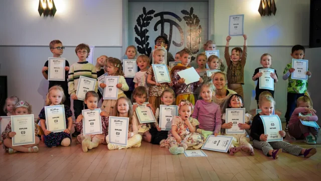 🎉⁠ BETAL FOR 1 HOLD OG DANS PÅ 2 HOLD 🎉⁠ ⁠
Nye Dansekurser Start I Hele September - Alt Inkluderet Priser - Book en prøvetime med det samme på www.dans.dk 🌍⁠ ⁠
Københavns bedste tilbud & priser - 50 % og 20 % rabat! 💰⁠
⁠.⁠
Vi har rigtigt mange forskellige hold på alle niveauer og til alle aldre: ⁠
✅ K-Pop Dans ⁠
✅ Tik Tok Dans⁠
✅ Hip Hop⁠
✅ Street⁠
✅ Commercial⁠
✅ Contemporary Fusion⁠
✅ Girly⁠
✅ Modern Dance⁠
✅ Wacking⁠
✅ Dansehall⁠
✅ Bollywood⁠
✅ Shuffle Dans⁠
✅ Burlesque Dans⁠
✅ House⁠
✅ Broadway Jazz⁠
✅ Showdance⁠
✅ Mini Mix⁠
✅ Funky Fitness⁠
✅ Børnedans⁠
✅ Ramasjang Dans⁠
✅ Bachata⁠
✅ Pardans⁠
✅ Ballroom⁠
✅ Salsa⁠
✅ Swing⁠
✅ Ballet⁠
✅ Acro Dans⁠
✅ Jumps⁠
✅ Step Dans⁠
✅ Disco⁠
✅ Breaking⁠
✅ Cheerleading⁠
✅ Heels⁠
.⁠
Se meget mere på www.dans.dk - der er link i bio 🔗⁠
.⁠
#komogværmed #fpdans #fpagency #verdensældstefamileejededanseskole #anno1935 #danseskole #amager #copenhagen #københavn #cph #copenhagendance #yourpassionyourlife #dancersofinstagram #danceliveshere #dance #dancestudio #danceschool #justdance #dancelifestyle #instadance⁠