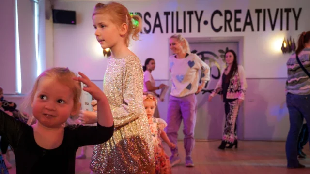 🎉⁠ BETAL FOR 1 HOLD OG DANS PÅ 2 HOLD 🎉⁠ ⁠
Nye Dansekurser Start I Hele September - Alt Inkluderet Priser - Book en prøvetime med det samme på www.dans.dk 🌍⁠ ⁠
Københavns bedste tilbud & priser - 50 % og 20 % rabat! 💰⁠
⁠.⁠
Vi har rigtigt mange forskellige hold på alle niveauer og til alle aldre: ⁠
✅ K-Pop Dans ⁠
✅ Tik Tok Dans⁠
✅ Hip Hop⁠
✅ Street⁠
✅ Commercial⁠
✅ Contemporary Fusion⁠
✅ Girly⁠
✅ Modern Dance⁠
✅ Wacking⁠
✅ Dansehall⁠
✅ Bollywood⁠
✅ Shuffle Dans⁠
✅ Burlesque Dans⁠
✅ House⁠
✅ Broadway Jazz⁠
✅ Showdance⁠
✅ Mini Mix⁠
✅ Funky Fitness⁠
✅ Børnedans⁠
✅ Ramasjang Dans⁠
✅ Bachata⁠
✅ Pardans⁠
✅ Ballroom⁠
✅ Salsa⁠
✅ Swing⁠
✅ Ballet⁠
✅ Acro Dans⁠
✅ Jumps⁠
✅ Step Dans⁠
✅ Disco⁠
✅ Breaking⁠
✅ Cheerleading⁠
✅ Heels⁠
.⁠
Se meget mere på www.dans.dk - der er link i bio 🔗⁠
.⁠
#komogværmed #fpdans #fpagency #verdensældstefamileejededanseskole #anno1935 #danseskole #amager #copenhagen #københavn #cph #copenhagendance #yourpassionyourlife #dancersofinstagram #danceliveshere #dance #dancestudio #danceschool #justdance #dancelifestyle #instadance⁠