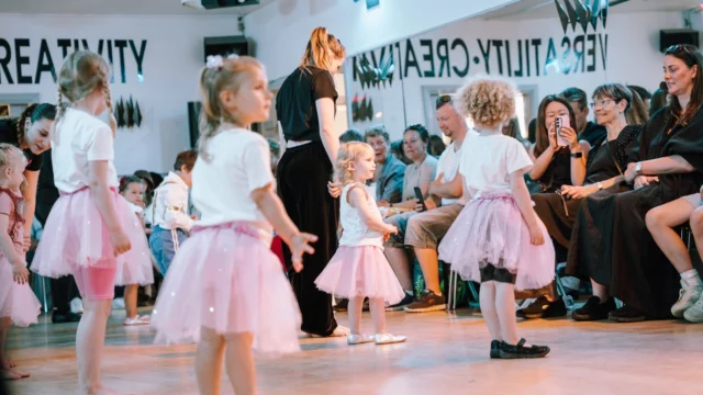 🎉⁠ BETAL FOR 1 HOLD OG DANS PÅ 2 HOLD 🎉⁠ ⁠
Nye Dansekurser Start I Hele September - Alt Inkluderet Priser - Book en prøvetime med det samme på www.dans.dk 🌍⁠ ⁠
Københavns bedste tilbud & priser - 50 % og 20 % rabat! 💰⁠
⁠.⁠
Vi har rigtigt mange forskellige hold på alle niveauer og til alle aldre: ⁠
✅ K-Pop Dans ⁠
✅ Tik Tok Dans⁠
✅ Hip Hop⁠
✅ Street⁠
✅ Commercial⁠
✅ Contemporary Fusion⁠
✅ Girly⁠
✅ Modern Dance⁠
✅ Wacking⁠
✅ Dansehall⁠
✅ Bollywood⁠
✅ Shuffle Dans⁠
✅ Burlesque Dans⁠
✅ House⁠
✅ Broadway Jazz⁠
✅ Showdance⁠
✅ Mini Mix⁠
✅ Funky Fitness⁠
✅ Børnedans⁠
✅ Ramasjang Dans⁠
✅ Bachata⁠
✅ Pardans⁠
✅ Ballroom⁠
✅ Salsa⁠
✅ Swing⁠
✅ Ballet⁠
✅ Acro Dans⁠
✅ Jumps⁠
✅ Step Dans⁠
✅ Disco⁠
✅ Breaking⁠
✅ Cheerleading⁠
✅ Heels⁠
.⁠
Se meget mere på www.dans.dk - der er link i bio 🔗⁠
.⁠
#komogværmed #fpdans #fpagency #verdensældstefamileejededanseskole #anno1935 #danseskole #amager #copenhagen #københavn #cph #copenhagendance #yourpassionyourlife #dancersofinstagram #danceliveshere #dance #dancestudio #danceschool #justdance #dancelifestyle #instadance⁠