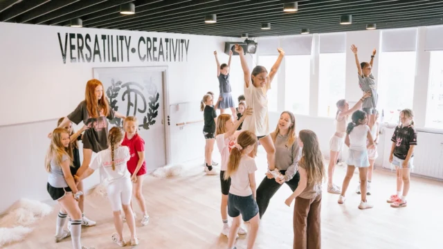 🎉⁠ BETAL FOR 1 HOLD OG DANS PÅ 2 HOLD 🎉⁠ ⁠
Nye Dansekurser Start I Hele September - Alt Inkluderet Priser - Book en prøvetime med det samme på www.dans.dk 🌍⁠ ⁠
Københavns bedste tilbud & priser - 50 % og 20 % rabat! 💰⁠
⁠.⁠
Vi har rigtigt mange forskellige hold på alle niveauer og til alle aldre: ⁠
✅ K-Pop Dans ⁠
✅ Tik Tok Dans⁠
✅ Hip Hop⁠
✅ Street⁠
✅ Commercial⁠
✅ Contemporary Fusion⁠
✅ Girly⁠
✅ Modern Dance⁠
✅ Wacking⁠
✅ Dansehall⁠
✅ Bollywood⁠
✅ Shuffle Dans⁠
✅ Burlesque Dans⁠
✅ House⁠
✅ Broadway Jazz⁠
✅ Showdance⁠
✅ Mini Mix⁠
✅ Funky Fitness⁠
✅ Børnedans⁠
✅ Ramasjang Dans⁠
✅ Bachata⁠
✅ Pardans⁠
✅ Ballroom⁠
✅ Salsa⁠
✅ Swing⁠
✅ Ballet⁠
✅ Acro Dans⁠
✅ Jumps⁠
✅ Step Dans⁠
✅ Disco⁠
✅ Breaking⁠
✅ Cheerleading⁠
✅ Heels⁠
.⁠
Se meget mere på www.dans.dk - der er link i bio 🔗⁠
.⁠
#komogværmed #fpdans #fpagency #verdensældstefamileejededanseskole #anno1935 #danseskole #amager #copenhagen #københavn #cph #copenhagendance #yourpassionyourlife #dancersofinstagram #danceliveshere #dance #dancestudio #danceschool #justdance #dancelifestyle #instadance⁠
