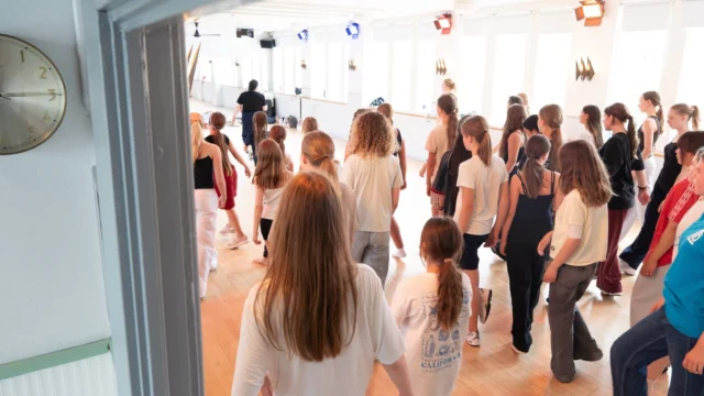 🎉⁠ BETAL FOR 1 HOLD OG DANS PÅ 2 HOLD 🎉⁠ ⁠
Nye Dansekurser Start I Hele September - Alt Inkluderet Priser - Book en prøvetime med det samme på www.dans.dk 🌍⁠ ⁠
Københavns bedste tilbud & priser - 50 % og 20 % rabat! 💰⁠
⁠.⁠
Vi har rigtigt mange forskellige hold på alle niveauer og til alle aldre: ⁠
✅ K-Pop Dans ⁠
✅ Tik Tok Dans⁠
✅ Hip Hop⁠
✅ Street⁠
✅ Commercial⁠
✅ Contemporary Fusion⁠
✅ Girly⁠
✅ Modern Dance⁠
✅ Wacking⁠
✅ Dansehall⁠
✅ Bollywood⁠
✅ Shuffle Dans⁠
✅ Burlesque Dans⁠
✅ House⁠
✅ Broadway Jazz⁠
✅ Showdance⁠
✅ Mini Mix⁠
✅ Funky Fitness⁠
✅ Børnedans⁠
✅ Ramasjang Dans⁠
✅ Bachata⁠
✅ Pardans⁠
✅ Ballroom⁠
✅ Salsa⁠
✅ Swing⁠
✅ Ballet⁠
✅ Acro Dans⁠
✅ Jumps⁠
✅ Step Dans⁠
✅ Disco⁠
✅ Breaking⁠
✅ Cheerleading⁠
✅ Heels⁠
.⁠
Se meget mere på www.dans.dk - der er link i bio 🔗⁠
.⁠
#komogværmed #fpdans #fpagency #verdensældstefamileejededanseskole #anno1935 #danseskole #amager #copenhagen #københavn #cph #copenhagendance #yourpassionyourlife #dancersofinstagram #danceliveshere #dance #dancestudio #danceschool #justdance #dancelifestyle #instadance⁠