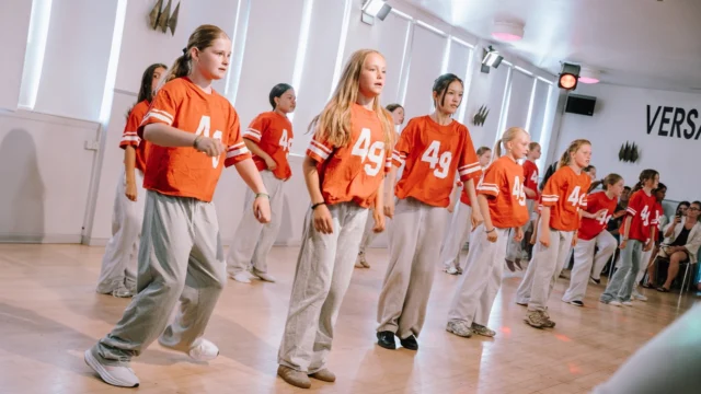 🎉⁠ BETAL FOR 1 HOLD OG DANS PÅ 2 HOLD 🎉⁠ ⁠
Nye Dansekurser Start Til Oktober - Alt Inkluderet Priser - Book en prøvetime med det samme på www.dans.dk 🌍⁠ ⁠
Københavns bedste tilbud & priser - 50 % og 20 % rabat! 💰⁠
⁠.⁠
Vi har rigtigt mange forskellige hold på alle niveauer og til alle aldre: ⁠
✅ K-Pop Dans ⁠
✅ Tik Tok Dans⁠
✅ Hip Hop⁠
✅ Street⁠
✅ Commercial⁠
✅ Contemporary Fusion⁠
✅ Girly⁠
✅ Modern Dance⁠
✅ Wacking⁠
✅ Dansehall⁠
✅ Bollywood⁠
✅ Shuffle Dans⁠
✅ Burlesque Dans⁠
✅ House⁠
✅ Broadway Jazz⁠
✅ Showdance⁠
✅ Mini Mix⁠
✅ Funky Fitness⁠
✅ Børnedans⁠
✅ Ramasjang Dans⁠
✅ Bachata⁠
✅ Pardans⁠
✅ Ballroom⁠
✅ Salsa⁠
✅ Swing⁠
✅ Ballet⁠
✅ Acro Dans⁠
✅ Jumps⁠
✅ Step Dans⁠
✅ Disco⁠
✅ Breaking⁠
✅ Cheerleading⁠
✅ Heels⁠
.⁠
Se meget mere på www.dans.dk - der er link i bio 🔗⁠
.⁠
#komogværmed #fpdans #fpagency #verdensældstefamileejededanseskole #anno1935 #danseskole #amager #copenhagen #københavn #cph #copenhagendance #yourpassionyourlife #dancersofinstagram #danceliveshere #dance #dancestudio #danceschool #justdance #dancelifestyle #instadance⁠