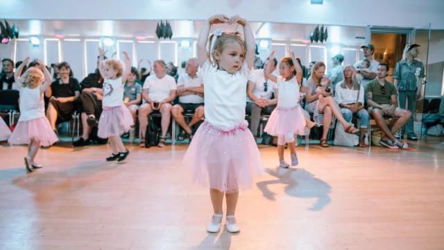 🎉⁠ BETAL FOR 1 HOLD OG DANS PÅ 2 HOLD 🎉⁠ ⁠
Nye Dansekurser Start Til Oktober - Alt Inkluderet Priser - Book en prøvetime med det samme på www.dans.dk 🌍⁠ ⁠
Københavns bedste tilbud & priser - 50 % og 20 % rabat! 💰⁠
⁠.⁠
Vi har rigtigt mange forskellige hold på alle niveauer og til alle aldre: ⁠
✅ K-Pop Dans ⁠
✅ Tik Tok Dans⁠
✅ Hip Hop⁠
✅ Street⁠
✅ Commercial⁠
✅ Contemporary Fusion⁠
✅ Girly⁠
✅ Modern Dance⁠
✅ Wacking⁠
✅ Dansehall⁠
✅ Bollywood⁠
✅ Shuffle Dans⁠
✅ Burlesque Dans⁠
✅ House⁠
✅ Broadway Jazz⁠
✅ Showdance⁠
✅ Mini Mix⁠
✅ Funky Fitness⁠
✅ Børnedans⁠
✅ Ramasjang Dans⁠
✅ Bachata⁠
✅ Pardans⁠
✅ Ballroom⁠
✅ Salsa⁠
✅ Swing⁠
✅ Ballet⁠
✅ Acro Dans⁠
✅ Jumps⁠
✅ Step Dans⁠
✅ Disco⁠
✅ Breaking⁠
✅ Cheerleading⁠
✅ Heels⁠
.⁠
Se meget mere på www.dans.dk - der er link i bio 🔗⁠
.⁠
#komogværmed #fpdans #fpagency #verdensældstefamileejededanseskole #anno1935 #danseskole #amager #copenhagen #københavn #cph #copenhagendance #yourpassionyourlife #dancersofinstagram #danceliveshere #dance #dancestudio #danceschool #justdance #dancelifestyle #instadance⁠