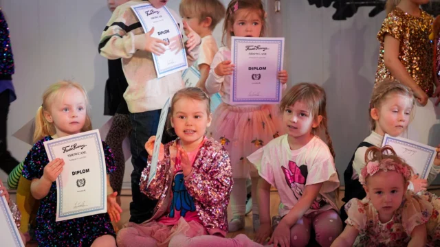 🎉⁠ BETAL FOR 1 HOLD OG DANS PÅ 2 HOLD 🎉⁠ ⁠
Nye Dansekurser Start Til Oktober - Alt Inkluderet Priser - Book en prøvetime med det samme på www.dans.dk 🌍⁠ ⁠
Københavns bedste tilbud & priser - 50 % og 20 % rabat! 💰⁠
⁠.⁠
Vi har rigtigt mange forskellige hold på alle niveauer og til alle aldre: ⁠
✅ K-Pop Dans ⁠
✅ Tik Tok Dans⁠
✅ Hip Hop⁠
✅ Street⁠
✅ Commercial⁠
✅ Contemporary Fusion⁠
✅ Girly⁠
✅ Modern Dance⁠
✅ Wacking⁠
✅ Dansehall⁠
✅ Bollywood⁠
✅ Shuffle Dans⁠
✅ Burlesque Dans⁠
✅ House⁠
✅ Broadway Jazz⁠
✅ Showdance⁠
✅ Mini Mix⁠
✅ Funky Fitness⁠
✅ Børnedans⁠
✅ Ramasjang Dans⁠
✅ Bachata⁠
✅ Pardans⁠
✅ Ballroom⁠
✅ Salsa⁠
✅ Swing⁠
✅ Ballet⁠
✅ Acro Dans⁠
✅ Jumps⁠
✅ Step Dans⁠
✅ Disco⁠
✅ Breaking⁠
✅ Cheerleading⁠
✅ Heels⁠
.⁠
Se meget mere på www.dans.dk - der er link i bio 🔗⁠
.⁠
#komogværmed #fpdans #fpagency #verdensældstefamileejededanseskole #anno1935 #danseskole #amager #copenhagen #københavn #cph #copenhagendance #yourpassionyourlife #dancersofinstagram #danceliveshere #dance #dancestudio #danceschool #justdance #dancelifestyle #instadance⁠