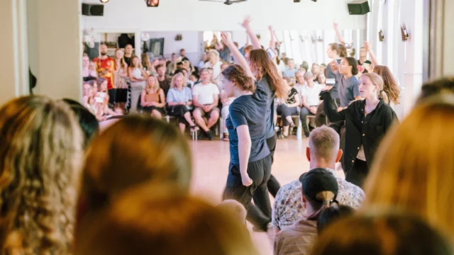 🎉⁠ BETAL FOR 1 HOLD OG DANS PÅ 2 HOLD 🎉⁠ ⁠
Nye Dansekurser Start Til Oktober - Alt Inkluderet Priser - Book en prøvetime med det samme på www.dans.dk 🌍⁠ ⁠
Københavns bedste tilbud & priser - 50 % og 20 % rabat! 💰⁠
⁠.⁠
Vi har rigtigt mange forskellige hold på alle niveauer og til alle aldre: ⁠
✅ K-Pop Dans ⁠
✅ Tik Tok Dans⁠
✅ Hip Hop⁠
✅ Street⁠
✅ Commercial⁠
✅ Contemporary Fusion⁠
✅ Girly⁠
✅ Modern Dance⁠
✅ Wacking⁠
✅ Dansehall⁠
✅ Bollywood⁠
✅ Shuffle Dans⁠
✅ Burlesque Dans⁠
✅ House⁠
✅ Broadway Jazz⁠
✅ Showdance⁠
✅ Mini Mix⁠
✅ Funky Fitness⁠
✅ Børnedans⁠
✅ Ramasjang Dans⁠
✅ Bachata⁠
✅ Pardans⁠
✅ Ballroom⁠
✅ Salsa⁠
✅ Swing⁠
✅ Ballet⁠
✅ Acro Dans⁠
✅ Jumps⁠
✅ Step Dans⁠
✅ Disco⁠
✅ Breaking⁠
✅ Cheerleading⁠
✅ Heels⁠
.⁠
Se meget mere på www.dans.dk - der er link i bio 🔗⁠
.⁠
#komogværmed #fpdans #fpagency #verdensældstefamileejededanseskole #anno1935 #danseskole #amager #copenhagen #københavn #cph #copenhagendance #yourpassionyourlife #dancersofinstagram #danceliveshere #dance #dancestudio #danceschool #justdance #dancelifestyle #instadance⁠