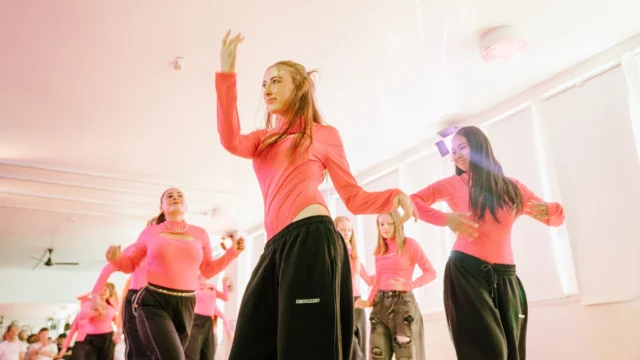 🎉⁠ BETAL FOR 1 HOLD OG DANS PÅ 2 HOLD 🎉⁠ ⁠
Nye Dansekurser Start Til Oktober - Alt Inkluderet Priser - Book en prøvetime med det samme på www.dans.dk 🌍⁠ ⁠
Københavns bedste tilbud & priser - 50 % og 20 % rabat! 💰⁠
⁠.⁠
Vi har rigtigt mange forskellige hold på alle niveauer og til alle aldre: ⁠
✅ K-Pop Dans ⁠
✅ Tik Tok Dans⁠
✅ Hip Hop⁠
✅ Street⁠
✅ Commercial⁠
✅ Contemporary Fusion⁠
✅ Girly⁠
✅ Modern Dance⁠
✅ Wacking⁠
✅ Dansehall⁠
✅ Bollywood⁠
✅ Shuffle Dans⁠
✅ Burlesque Dans⁠
✅ House⁠
✅ Broadway Jazz⁠
✅ Showdance⁠
✅ Mini Mix⁠
✅ Funky Fitness⁠
✅ Børnedans⁠
✅ Ramasjang Dans⁠
✅ Bachata⁠
✅ Pardans⁠
✅ Ballroom⁠
✅ Salsa⁠
✅ Swing⁠
✅ Ballet⁠
✅ Acro Dans⁠
✅ Jumps⁠
✅ Step Dans⁠
✅ Disco⁠
✅ Breaking⁠
✅ Cheerleading⁠
✅ Heels⁠
.⁠
Se meget mere på www.dans.dk - der er link i bio 🔗⁠
.⁠
#komogværmed #fpdans #fpagency #verdensældstefamileejededanseskole #anno1935 #danseskole #amager #copenhagen #københavn #cph #copenhagendance #yourpassionyourlife #dancersofinstagram #danceliveshere #dance #dancestudio #danceschool #justdance #dancelifestyle #instadance⁠