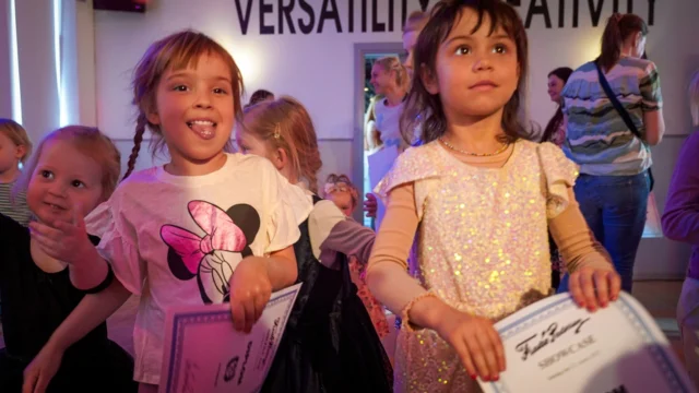 🎉⁠ BETAL FOR 1 HOLD OG DANS PÅ 2 HOLD 🎉⁠ ⁠
Nye Dansekurser Start Til Oktober - Alt Inkluderet Priser - Book en prøvetime med det samme på www.dans.dk 🌍⁠ ⁠
Københavns bedste tilbud & priser - 50 % og 20 % rabat! 💰⁠
⁠.⁠
Vi har rigtigt mange forskellige hold på alle niveauer og til alle aldre: ⁠
✅ K-Pop Dans ⁠
✅ Tik Tok Dans⁠
✅ Hip Hop⁠
✅ Street⁠
✅ Commercial⁠
✅ Contemporary Fusion⁠
✅ Girly⁠
✅ Modern Dance⁠
✅ Wacking⁠
✅ Dansehall⁠
✅ Bollywood⁠
✅ Shuffle Dans⁠
✅ Burlesque Dans⁠
✅ House⁠
✅ Broadway Jazz⁠
✅ Showdance⁠
✅ Mini Mix⁠
✅ Funky Fitness⁠
✅ Børnedans⁠
✅ Ramasjang Dans⁠
✅ Bachata⁠
✅ Pardans⁠
✅ Ballroom⁠
✅ Salsa⁠
✅ Swing⁠
✅ Ballet⁠
✅ Acro Dans⁠
✅ Jumps⁠
✅ Step Dans⁠
✅ Disco⁠
✅ Breaking⁠
✅ Cheerleading⁠
✅ Heels⁠
.⁠
Se meget mere på www.dans.dk - der er link i bio 🔗⁠
.⁠
#komogværmed #fpdans #fpagency #verdensældstefamileejededanseskole #anno1935 #danseskole #amager #copenhagen #københavn #cph #copenhagendance #yourpassionyourlife #dancersofinstagram #danceliveshere #dance #dancestudio #danceschool #justdance #dancelifestyle #instadance⁠