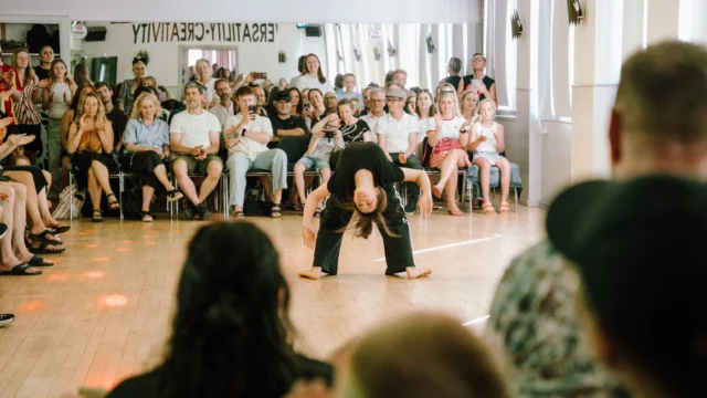 🎉⁠ BETAL FOR 1 HOLD OG DANS PÅ 2 HOLD 🎉⁠ ⁠
Nye Dansekurser Start Til Oktober - Alt Inkluderet Priser - Book en prøvetime med det samme på www.dans.dk 🌍⁠ ⁠
Københavns bedste tilbud & priser - 50 % og 20 % rabat! 💰⁠
⁠.⁠
Vi har rigtigt mange forskellige hold på alle niveauer og til alle aldre: ⁠
✅ K-Pop Dans ⁠
✅ Tik Tok Dans⁠
✅ Hip Hop⁠
✅ Street⁠
✅ Commercial⁠
✅ Contemporary Fusion⁠
✅ Girly⁠
✅ Modern Dance⁠
✅ Wacking⁠
✅ Dansehall⁠
✅ Bollywood⁠
✅ Shuffle Dans⁠
✅ Burlesque Dans⁠
✅ House⁠
✅ Broadway Jazz⁠
✅ Showdance⁠
✅ Mini Mix⁠
✅ Funky Fitness⁠
✅ Børnedans⁠
✅ Ramasjang Dans⁠
✅ Bachata⁠
✅ Pardans⁠
✅ Ballroom⁠
✅ Salsa⁠
✅ Swing⁠
✅ Ballet⁠
✅ Acro Dans⁠
✅ Jumps⁠
✅ Step Dans⁠
✅ Disco⁠
✅ Breaking⁠
✅ Cheerleading⁠
✅ Heels⁠
.⁠
Se meget mere på www.dans.dk - der er link i bio 🔗⁠
.⁠
#komogværmed #fpdans #fpagency #verdensældstefamileejededanseskole #anno1935 #danseskole #amager #copenhagen #københavn #cph #copenhagendance #yourpassionyourlife #dancersofinstagram #danceliveshere #dance #dancestudio #danceschool #justdance #dancelifestyle #instadance⁠