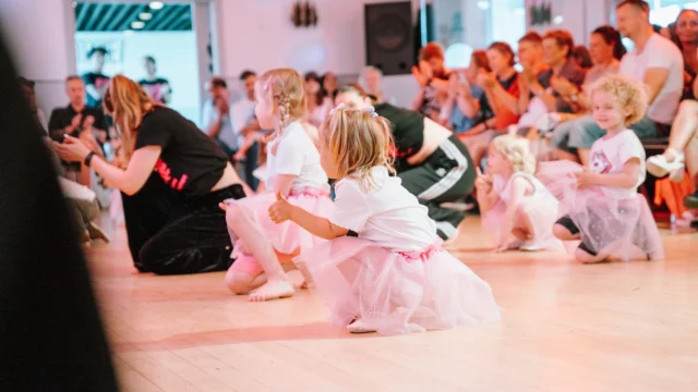🎉⁠ BETAL FOR 1 HOLD OG DANS PÅ 2 HOLD 🎉⁠ ⁠
Nye Dansekurser Start Til Oktober - Alt Inkluderet Priser - Book en prøvetime med det samme på www.dans.dk 🌍⁠ ⁠
Københavns bedste tilbud & priser - 50 % og 20 % rabat! 💰⁠
⁠.⁠
Vi har rigtigt mange forskellige hold på alle niveauer og til alle aldre: ⁠
✅ K-Pop Dans ⁠
✅ Tik Tok Dans⁠
✅ Hip Hop⁠
✅ Street⁠
✅ Commercial⁠
✅ Contemporary Fusion⁠
✅ Girly⁠
✅ Modern Dance⁠
✅ Wacking⁠
✅ Dansehall⁠
✅ Bollywood⁠
✅ Shuffle Dans⁠
✅ Burlesque Dans⁠
✅ House⁠
✅ Broadway Jazz⁠
✅ Showdance⁠
✅ Mini Mix⁠
✅ Funky Fitness⁠
✅ Børnedans⁠
✅ Ramasjang Dans⁠
✅ Bachata⁠
✅ Pardans⁠
✅ Ballroom⁠
✅ Salsa⁠
✅ Swing⁠
✅ Ballet⁠
✅ Acro Dans⁠
✅ Jumps⁠
✅ Step Dans⁠
✅ Disco⁠
✅ Breaking⁠
✅ Cheerleading⁠
✅ Heels⁠
.⁠
Se meget mere på www.dans.dk - der er link i bio 🔗⁠
.⁠
#komogværmed #fpdans #fpagency #verdensældstefamileejededanseskole #anno1935 #danseskole #amager #copenhagen #københavn #cph #copenhagendance #yourpassionyourlife #dancersofinstagram #danceliveshere #dance #dancestudio #danceschool #justdance #dancelifestyle #instadance⁠
