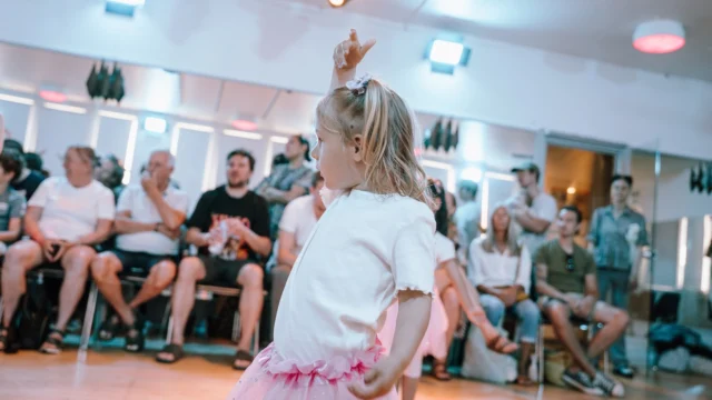 🎉⁠ BETAL FOR 1 HOLD OG DANS PÅ 2 HOLD 🎉⁠ ⁠
Nye Dansekurser Start I Hele Oktober - Alt Inkluderet Priser - Book en prøvetime med det samme på www.dans.dk 🌍⁠ ⁠
Københavns bedste tilbud & priser - 50 % og 20 % rabat! 💰⁠
⁠.⁠
Vi har rigtigt mange forskellige hold på alle niveauer og til alle aldre: ⁠
✅ K-Pop Dans ⁠
✅ Tik Tok Dans⁠
✅ Hip Hop⁠
✅ Street⁠
✅ Commercial⁠
✅ Contemporary Fusion⁠
✅ Girly⁠
✅ Modern Dance⁠
✅ Wacking⁠
✅ Dansehall⁠
✅ Bollywood⁠
✅ Shuffle Dans⁠
✅ Burlesque Dans⁠
✅ House⁠
✅ Broadway Jazz⁠
✅ Showdance⁠
✅ Mini Mix⁠
✅ Funky Fitness⁠
✅ Børnedans⁠
✅ Ramasjang Dans⁠
✅ Bachata⁠
✅ Pardans⁠
✅ Ballroom⁠
✅ Salsa⁠
✅ Swing⁠
✅ Ballet⁠
✅ Acro Dans⁠
✅ Jumps⁠
✅ Step Dans⁠
✅ Disco⁠
✅ Breaking⁠
✅ Cheerleading⁠
✅ Heels⁠
.⁠
Se meget mere på www.dans.dk - der er link i bio 🔗⁠
.⁠
#komogværmed #fpdans #fpagency #verdensældstefamileejededanseskole #anno1935 #danseskole #amager #copenhagen #københavn #cph #copenhagendance #yourpassionyourlife #dancersofinstagram #danceliveshere #dance #dancestudio #danceschool #justdance #dancelifestyle #instadance⁠