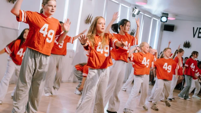 🎉⁠ BETAL FOR 1 HOLD OG DANS PÅ 2 HOLD 🎉⁠ ⁠
Nye Dansekurser Start I Hele Oktober - Alt Inkluderet Priser - Book en prøvetime med det samme på www.dans.dk 🌍⁠ ⁠
Københavns bedste tilbud & priser - 50 % og 20 % rabat! 💰⁠
⁠.⁠
Vi har rigtigt mange forskellige hold på alle niveauer og til alle aldre: ⁠
✅ K-Pop Dans ⁠
✅ Tik Tok Dans⁠
✅ Hip Hop⁠
✅ Street⁠
✅ Commercial⁠
✅ Contemporary Fusion⁠
✅ Girly⁠
✅ Modern Dance⁠
✅ Wacking⁠
✅ Dansehall⁠
✅ Bollywood⁠
✅ Shuffle Dans⁠
✅ Burlesque Dans⁠
✅ House⁠
✅ Broadway Jazz⁠
✅ Showdance⁠
✅ Mini Mix⁠
✅ Funky Fitness⁠
✅ Børnedans⁠
✅ Ramasjang Dans⁠
✅ Bachata⁠
✅ Pardans⁠
✅ Ballroom⁠
✅ Salsa⁠
✅ Swing⁠
✅ Ballet⁠
✅ Acro Dans⁠
✅ Jumps⁠
✅ Step Dans⁠
✅ Disco⁠
✅ Breaking⁠
✅ Cheerleading⁠
✅ Heels⁠
.⁠
Se meget mere på www.dans.dk - der er link i bio 🔗⁠
.⁠
#komogværmed #fpdans #fpagency #verdensældstefamileejededanseskole #anno1935 #danseskole #amager #copenhagen #københavn #cph #copenhagendance #yourpassionyourlife #dancersofinstagram #danceliveshere #dance #dancestudio #danceschool #justdance #dancelifestyle #instadance⁠