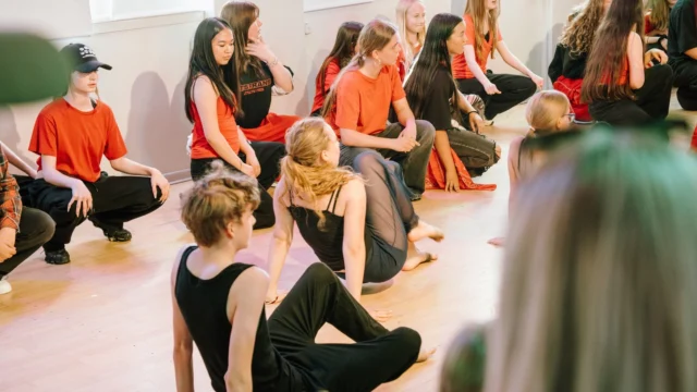 🎉⁠ BETAL FOR 1 HOLD OG DANS PÅ 2 HOLD 🎉⁠ ⁠
Nye Dansekurser Start I Hele Oktober - Alt Inkluderet Priser - Book en prøvetime med det samme på www.dans.dk 🌍⁠ ⁠
Københavns bedste tilbud & priser - 50 % og 20 % rabat! 💰⁠
⁠.⁠
Vi har rigtigt mange forskellige hold på alle niveauer og til alle aldre: ⁠
✅ K-Pop Dans ⁠
✅ Tik Tok Dans⁠
✅ Hip Hop⁠
✅ Street⁠
✅ Commercial⁠
✅ Contemporary Fusion⁠
✅ Girly⁠
✅ Modern Dance⁠
✅ Wacking⁠
✅ Dansehall⁠
✅ Bollywood⁠
✅ Shuffle Dans⁠
✅ Burlesque Dans⁠
✅ House⁠
✅ Broadway Jazz⁠
✅ Showdance⁠
✅ Mini Mix⁠
✅ Funky Fitness⁠
✅ Børnedans⁠
✅ Ramasjang Dans⁠
✅ Bachata⁠
✅ Pardans⁠
✅ Ballroom⁠
✅ Salsa⁠
✅ Swing⁠
✅ Ballet⁠
✅ Acro Dans⁠
✅ Jumps⁠
✅ Step Dans⁠
✅ Disco⁠
✅ Breaking⁠
✅ Cheerleading⁠
✅ Heels⁠
.⁠
Se meget mere på www.dans.dk - der er link i bio 🔗⁠
.⁠
#komogværmed #fpdans #fpagency #verdensældstefamileejededanseskole #anno1935 #danseskole #amager #copenhagen #københavn #cph #copenhagendance #yourpassionyourlife #dancersofinstagram #danceliveshere #dance #dancestudio #danceschool #justdance #dancelifestyle #instadance⁠