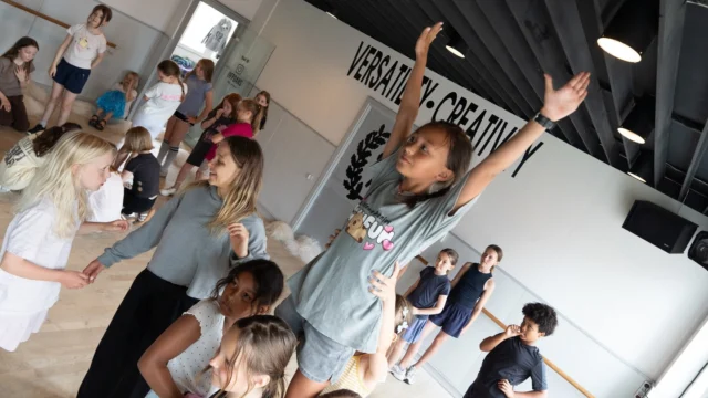 🎉⁠ BETAL FOR 1 HOLD OG DANS PÅ 2 HOLD 🎉⁠ ⁠
Nye Dansekurser Start I Hele Oktober - Alt Inkluderet Priser - Book en prøvetime med det samme på www.dans.dk 🌍⁠ ⁠
Københavns bedste tilbud & priser - 50 % og 20 % rabat! 💰⁠
⁠.⁠
Vi har rigtigt mange forskellige hold på alle niveauer og til alle aldre: ⁠
✅ K-Pop Dans ⁠
✅ Tik Tok Dans⁠
✅ Hip Hop⁠
✅ Street⁠
✅ Commercial⁠
✅ Contemporary Fusion⁠
✅ Girly⁠
✅ Modern Dance⁠
✅ Wacking⁠
✅ Dansehall⁠
✅ Bollywood⁠
✅ Shuffle Dans⁠
✅ Burlesque Dans⁠
✅ House⁠
✅ Broadway Jazz⁠
✅ Showdance⁠
✅ Mini Mix⁠
✅ Funky Fitness⁠
✅ Børnedans⁠
✅ Ramasjang Dans⁠
✅ Bachata⁠
✅ Pardans⁠
✅ Ballroom⁠
✅ Salsa⁠
✅ Swing⁠
✅ Ballet⁠
✅ Acro Dans⁠
✅ Jumps⁠
✅ Step Dans⁠
✅ Disco⁠
✅ Breaking⁠
✅ Cheerleading⁠
✅ Heels⁠
.⁠
Se meget mere på www.dans.dk - der er link i bio 🔗⁠
.⁠
#komogværmed #fpdans #fpagency #verdensældstefamileejededanseskole #anno1935 #danseskole #amager #copenhagen #københavn #cph #copenhagendance #yourpassionyourlife #dancersofinstagram #danceliveshere #dance #dancestudio #danceschool #justdance #dancelifestyle #instadance⁠