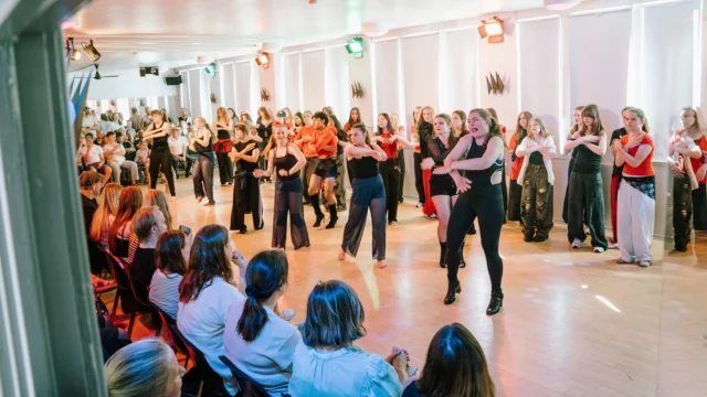🎉⁠ BETAL FOR 1 HOLD OG DANS PÅ 2 HOLD 🎉⁠ ⁠
Nye Dansekurser Start I Hele Oktober - Alt Inkluderet Priser - Book en prøvetime med det samme på www.dans.dk 🌍⁠ ⁠
Københavns bedste tilbud & priser - 50 % og 20 % rabat! 💰⁠
⁠.⁠
Vi har rigtigt mange forskellige hold på alle niveauer og til alle aldre: ⁠
✅ K-Pop Dans ⁠
✅ Tik Tok Dans⁠
✅ Hip Hop⁠
✅ Street⁠
✅ Commercial⁠
✅ Contemporary Fusion⁠
✅ Girly⁠
✅ Modern Dance⁠
✅ Wacking⁠
✅ Dansehall⁠
✅ Bollywood⁠
✅ Shuffle Dans⁠
✅ Burlesque Dans⁠
✅ House⁠
✅ Broadway Jazz⁠
✅ Showdance⁠
✅ Mini Mix⁠
✅ Funky Fitness⁠
✅ Børnedans⁠
✅ Ramasjang Dans⁠
✅ Bachata⁠
✅ Pardans⁠
✅ Ballroom⁠
✅ Salsa⁠
✅ Swing⁠
✅ Ballet⁠
✅ Acro Dans⁠
✅ Jumps⁠
✅ Step Dans⁠
✅ Disco⁠
✅ Breaking⁠
✅ Cheerleading⁠
✅ Heels⁠
.⁠
Se meget mere på www.dans.dk - der er link i bio 🔗⁠
.⁠
#komogværmed #fpdans #fpagency #verdensældstefamileejededanseskole #anno1935 #danseskole #amager #copenhagen #københavn #cph #copenhagendance #yourpassionyourlife #dancersofinstagram #danceliveshere #dance #dancestudio #danceschool #justdance #dancelifestyle #instadance⁠