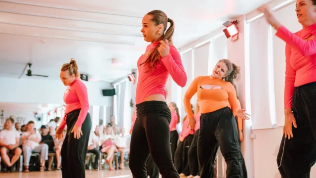 🎉⁠ BETAL FOR 1 HOLD OG DANS PÅ 2 HOLD 🎉⁠ ⁠
Nye Dansekurser Start I Hele Oktober - Alt Inkluderet Priser - Book en prøvetime med det samme på www.dans.dk 🌍⁠ ⁠
Københavns bedste tilbud & priser - 50 % og 20 % rabat! 💰⁠
⁠.⁠
Vi har rigtigt mange forskellige hold på alle niveauer og til alle aldre: ⁠
✅ K-Pop Dans ⁠
✅ Tik Tok Dans⁠
✅ Hip Hop⁠
✅ Street⁠
✅ Commercial⁠
✅ Contemporary Fusion⁠
✅ Girly⁠
✅ Modern Dance⁠
✅ Wacking⁠
✅ Dansehall⁠
✅ Bollywood⁠
✅ Shuffle Dans⁠
✅ Burlesque Dans⁠
✅ House⁠
✅ Broadway Jazz⁠
✅ Showdance⁠
✅ Mini Mix⁠
✅ Funky Fitness⁠
✅ Børnedans⁠
✅ Ramasjang Dans⁠
✅ Bachata⁠
✅ Pardans⁠
✅ Ballroom⁠
✅ Salsa⁠
✅ Swing⁠
✅ Ballet⁠
✅ Acro Dans⁠
✅ Jumps⁠
✅ Step Dans⁠
✅ Disco⁠
✅ Breaking⁠
✅ Cheerleading⁠
✅ Heels⁠
.⁠
Se meget mere på www.dans.dk - der er link i bio 🔗⁠
.⁠
#komogværmed #fpdans #fpagency #verdensældstefamileejededanseskole #anno1935 #danseskole #amager #copenhagen #københavn #cph #copenhagendance #yourpassionyourlife #dancersofinstagram #danceliveshere #dance #dancestudio #danceschool #justdance #dancelifestyle #instadance⁠