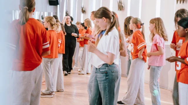 🎉⁠ BETAL FOR 1 HOLD OG DANS PÅ 2 HOLD 🎉⁠ ⁠
Nye Dansekurser Start I Hele Oktober - Alt Inkluderet Priser - Book en prøvetime med det samme på www.dans.dk 🌍⁠ ⁠
Københavns bedste tilbud & priser - 50 % og 20 % rabat! 💰⁠
⁠.⁠
Vi har rigtigt mange forskellige hold på alle niveauer og til alle aldre: ⁠
✅ K-Pop Dans ⁠
✅ Tik Tok Dans⁠
✅ Hip Hop⁠
✅ Street⁠
✅ Commercial⁠
✅ Contemporary Fusion⁠
✅ Girly⁠
✅ Modern Dance⁠
✅ Wacking⁠
✅ Dansehall⁠
✅ Bollywood⁠
✅ Shuffle Dans⁠
✅ Burlesque Dans⁠
✅ House⁠
✅ Broadway Jazz⁠
✅ Showdance⁠
✅ Mini Mix⁠
✅ Funky Fitness⁠
✅ Børnedans⁠
✅ Ramasjang Dans⁠
✅ Bachata⁠
✅ Pardans⁠
✅ Ballroom⁠
✅ Salsa⁠
✅ Swing⁠
✅ Ballet⁠
✅ Acro Dans⁠
✅ Jumps⁠
✅ Step Dans⁠
✅ Disco⁠
✅ Breaking⁠
✅ Cheerleading⁠
✅ Heels⁠
.⁠
Se meget mere på www.dans.dk - der er link i bio 🔗⁠
.⁠
#komogværmed #fpdans #fpagency #verdensældstefamileejededanseskole #anno1935 #danseskole #amager #copenhagen #københavn #cph #copenhagendance #yourpassionyourlife #dancersofinstagram #danceliveshere #dance #dancestudio #danceschool #justdance #dancelifestyle #instadance⁠