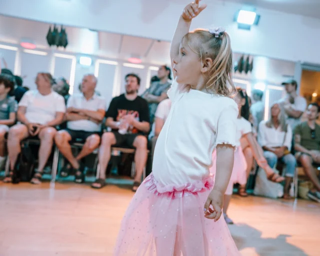 🎉⁠ BETAL FOR 1 HOLD OG DANS PÅ 2 HOLD 🎉⁠ ⁠
Nye Dansekurser Start I Hele Oktober - Alt Inkluderet Priser - Book en prøvetime med det samme på www.dans.dk 🌍⁠ ⁠
Københavns bedste tilbud & priser - 50 % og 20 % rabat! 💰⁠
⁠.⁠
Vi har rigtigt mange forskellige hold på alle niveauer og til alle aldre: ⁠
✅ K-Pop Dans ⁠
✅ Tik Tok Dans⁠
✅ Hip Hop⁠
✅ Street⁠
✅ Commercial⁠
✅ Contemporary Fusion⁠
✅ Girly⁠
✅ Modern Dance⁠
✅ Wacking⁠
✅ Dansehall⁠
✅ Bollywood⁠
✅ Shuffle Dans⁠
✅ Burlesque Dans⁠
✅ House⁠
✅ Broadway Jazz⁠
✅ Showdance⁠
✅ Mini Mix⁠
✅ Funky Fitness⁠
✅ Børnedans⁠
✅ Ramasjang Dans⁠
✅ Bachata⁠
✅ Pardans⁠
✅ Ballroom⁠
✅ Salsa⁠
✅ Swing⁠
✅ Ballet⁠
✅ Acro Dans⁠
✅ Jumps⁠
✅ Step Dans⁠
✅ Disco⁠
✅ Breaking⁠
✅ Cheerleading⁠
✅ Heels⁠
.⁠
Se meget mere på www.dans.dk - der er link i bio 🔗⁠
.⁠
#komogværmed #fpdans #fpagency #verdensældstefamileejededanseskole #anno1935 #danseskole #amager #copenhagen #københavn #cph #copenhagendance #yourpassionyourlife #dancersofinstagram #danceliveshere #dance #dancestudio #danceschool #justdance #dancelifestyle #instadance⁠