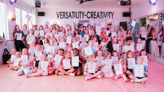 🎉⁠ BETAL FOR 1 HOLD OG DANS PÅ 2 HOLD 🎉⁠ ⁠
Nye Dansekurser Start I Hele Oktober - Alt Inkluderet Priser - Book en prøvetime med det samme på www.dans.dk 🌍⁠ ⁠
Københavns bedste tilbud & priser - 50 % og 20 % rabat! 💰⁠
⁠.⁠
Vi har rigtigt mange forskellige hold på alle niveauer og til alle aldre: ⁠
✅ K-Pop Dans ⁠
✅ Tik Tok Dans⁠
✅ Hip Hop⁠
✅ Street⁠
✅ Commercial⁠
✅ Contemporary Fusion⁠
✅ Girly⁠
✅ Modern Dance⁠
✅ Wacking⁠
✅ Dansehall⁠
✅ Bollywood⁠
✅ Shuffle Dans⁠
✅ Burlesque Dans⁠
✅ House⁠
✅ Broadway Jazz⁠
✅ Showdance⁠
✅ Mini Mix⁠
✅ Funky Fitness⁠
✅ Børnedans⁠
✅ Ramasjang Dans⁠
✅ Bachata⁠
✅ Pardans⁠
✅ Ballroom⁠
✅ Salsa⁠
✅ Swing⁠
✅ Ballet⁠
✅ Acro Dans⁠
✅ Jumps⁠
✅ Step Dans⁠
✅ Disco⁠
✅ Breaking⁠
✅ Cheerleading⁠
✅ Heels⁠
.⁠
Se meget mere på www.dans.dk - der er link i bio 🔗⁠
.⁠
#komogværmed #fpdans #fpagency #verdensældstefamileejededanseskole #anno1935 #danseskole #amager #copenhagen #københavn #cph #copenhagendance #yourpassionyourlife #dancersofinstagram #danceliveshere #dance #dancestudio #danceschool #justdance #dancelifestyle #instadance⁠