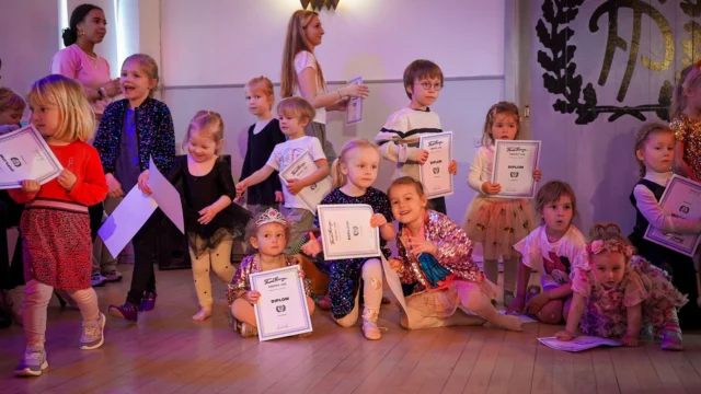 🎉⁠ BETAL FOR 1 HOLD OG DANS PÅ 2 HOLD 🎉⁠ ⁠
Nye Dansekurser Start I Hele Oktober - Alt Inkluderet Priser - Book en prøvetime med det samme på www.dans.dk 🌍⁠ ⁠
Københavns bedste tilbud & priser - 50 % og 20 % rabat! 💰⁠
⁠.⁠
Vi har rigtigt mange forskellige hold på alle niveauer og til alle aldre: ⁠
✅ K-Pop Dans ⁠
✅ Tik Tok Dans⁠
✅ Hip Hop⁠
✅ Street⁠
✅ Commercial⁠
✅ Contemporary Fusion⁠
✅ Girly⁠
✅ Modern Dance⁠
✅ Wacking⁠
✅ Dansehall⁠
✅ Bollywood⁠
✅ Shuffle Dans⁠
✅ Burlesque Dans⁠
✅ House⁠
✅ Broadway Jazz⁠
✅ Showdance⁠
✅ Mini Mix⁠
✅ Funky Fitness⁠
✅ Børnedans⁠
✅ Ramasjang Dans⁠
✅ Bachata⁠
✅ Pardans⁠
✅ Ballroom⁠
✅ Salsa⁠
✅ Swing⁠
✅ Ballet⁠
✅ Acro Dans⁠
✅ Jumps⁠
✅ Step Dans⁠
✅ Disco⁠
✅ Breaking⁠
✅ Cheerleading⁠
✅ Heels⁠
.⁠
Se meget mere på www.dans.dk - der er link i bio 🔗⁠
.⁠
#komogværmed #fpdans #fpagency #verdensældstefamileejededanseskole #anno1935 #danseskole #amager #copenhagen #københavn #cph #copenhagendance #yourpassionyourlife #dancersofinstagram #danceliveshere #dance #dancestudio #danceschool #justdance #dancelifestyle #instadance⁠