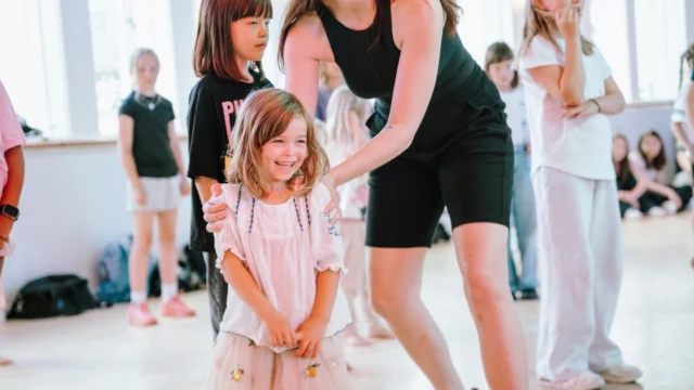 🎉⁠ BETAL FOR 1 HOLD OG DANS PÅ 2 HOLD 🎉⁠ ⁠
Nye Dansekurser Start I Hele Oktober - Alt Inkluderet Priser - Book en prøvetime med det samme på www.dans.dk 🌍⁠ ⁠
Københavns bedste tilbud & priser - 50 % og 20 % rabat! 💰⁠
⁠.⁠
Vi har rigtigt mange forskellige hold på alle niveauer og til alle aldre: ⁠
✅ K-Pop Dans ⁠
✅ Tik Tok Dans⁠
✅ Hip Hop⁠
✅ Street⁠
✅ Commercial⁠
✅ Contemporary Fusion⁠
✅ Girly⁠
✅ Modern Dance⁠
✅ Wacking⁠
✅ Dansehall⁠
✅ Bollywood⁠
✅ Shuffle Dans⁠
✅ Burlesque Dans⁠
✅ House⁠
✅ Broadway Jazz⁠
✅ Showdance⁠
✅ Mini Mix⁠
✅ Funky Fitness⁠
✅ Børnedans⁠
✅ Ramasjang Dans⁠
✅ Bachata⁠
✅ Pardans⁠
✅ Ballroom⁠
✅ Salsa⁠
✅ Swing⁠
✅ Ballet⁠
✅ Acro Dans⁠
✅ Jumps⁠
✅ Step Dans⁠
✅ Disco⁠
✅ Breaking⁠
✅ Cheerleading⁠
✅ Heels⁠
.⁠
Se meget mere på www.dans.dk - der er link i bio 🔗⁠
.⁠
#komogværmed #fpdans #fpagency #verdensældstefamileejededanseskole #anno1935 #danseskole #amager #copenhagen #københavn #cph #copenhagendance #yourpassionyourlife #dancersofinstagram #danceliveshere #dance #dancestudio #danceschool #justdance #dancelifestyle #instadance⁠
