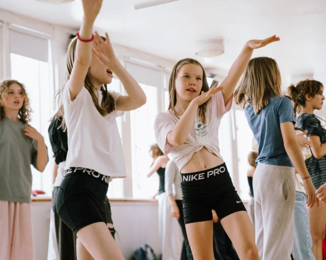 🎉⁠ BETAL FOR 1 HOLD OG DANS PÅ 2 HOLD 🎉⁠ ⁠
Nye Dansekurser Start I Hele Oktober - Alt Inkluderet Priser - Book en prøvetime med det samme på www.dans.dk 🌍⁠ ⁠
Københavns bedste tilbud & priser - 50 % og 20 % rabat! 💰⁠
⁠.⁠
Vi har rigtigt mange forskellige hold på alle niveauer og til alle aldre: ⁠
✅ K-Pop Dans ⁠
✅ Tik Tok Dans⁠
✅ Hip Hop⁠
✅ Street⁠
✅ Commercial⁠
✅ Contemporary Fusion⁠
✅ Girly⁠
✅ Modern Dance⁠
✅ Wacking⁠
✅ Dansehall⁠
✅ Bollywood⁠
✅ Shuffle Dans⁠
✅ Burlesque Dans⁠
✅ House⁠
✅ Broadway Jazz⁠
✅ Showdance⁠
✅ Mini Mix⁠
✅ Funky Fitness⁠
✅ Børnedans⁠
✅ Ramasjang Dans⁠
✅ Bachata⁠
✅ Pardans⁠
✅ Ballroom⁠
✅ Salsa⁠
✅ Swing⁠
✅ Ballet⁠
✅ Acro Dans⁠
✅ Jumps⁠
✅ Step Dans⁠
✅ Disco⁠
✅ Breaking⁠
✅ Cheerleading⁠
✅ Heels⁠
.⁠
Se meget mere på www.dans.dk - der er link i bio 🔗⁠
.⁠
#komogværmed #fpdans #fpagency #verdensældstefamileejededanseskole #anno1935 #danseskole #amager #copenhagen #københavn #cph #copenhagendance #yourpassionyourlife #dancersofinstagram #danceliveshere #dance #dancestudio #danceschool #justdance #dancelifestyle #instadance⁠