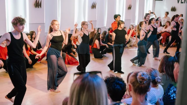 🎉⁠ BETAL FOR 1 HOLD OG DANS PÅ 2 HOLD 🎉⁠ ⁠
Nye Dansekurser Start Til November - Alt Inkluderet Priser - Book en prøvetime med det samme på www.dans.dk 🌍⁠ ⁠
Københavns bedste tilbud & priser - 50 % og 20 % rabat! 💰⁠
⁠.⁠
Vi har rigtigt mange forskellige hold på alle niveauer og til alle aldre: ⁠
✅ K-Pop Dans ⁠
✅ Tik Tok Dans⁠
✅ Hip Hop⁠
✅ Street⁠
✅ Commercial⁠
✅ Contemporary Fusion⁠
✅ Girly⁠
✅ Modern Dance⁠
✅ Wacking⁠
✅ Dansehall⁠
✅ Bollywood⁠
✅ Shuffle Dans⁠
✅ Burlesque Dans⁠
✅ House⁠
✅ Broadway Jazz⁠
✅ Showdance⁠
✅ Mini Mix⁠
✅ Funky Fitness⁠
✅ Børnedans⁠
✅ Ramasjang Dans⁠
✅ Bachata⁠
✅ Pardans⁠
✅ Ballroom⁠
✅ Salsa⁠
✅ Swing⁠
✅ Ballet⁠
✅ Acro Dans⁠
✅ Jumps⁠
✅ Step Dans⁠
✅ Disco⁠
✅ Breaking⁠
✅ Cheerleading⁠
✅ Heels⁠
.⁠
Se meget mere på www.dans.dk - der er link i bio 🔗⁠
.⁠
#komogværmed #fpdans #fpagency #verdensældstefamileejededanseskole #anno1935 #danseskole #amager #copenhagen #københavn #cph #copenhagendance #yourpassionyourlife #dancersofinstagram #danceliveshere #dance #dancestudio #danceschool #justdance #dancelifestyle #instadance⁠