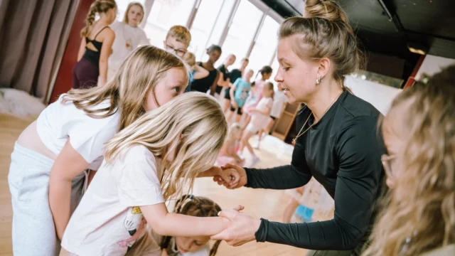 🎉⁠ BETAL FOR 1 HOLD OG DANS PÅ 2 HOLD 🎉⁠ ⁠
Nye Dansekurser Start Til November - Alt Inkluderet Priser - Book en prøvetime med det samme på www.dans.dk 🌍⁠ ⁠
Københavns bedste tilbud & priser - 50 % og 20 % rabat! 💰⁠
⁠.⁠
Vi har rigtigt mange forskellige hold på alle niveauer og til alle aldre: ⁠
✅ K-Pop Dans ⁠
✅ Tik Tok Dans⁠
✅ Hip Hop⁠
✅ Street⁠
✅ Commercial⁠
✅ Contemporary Fusion⁠
✅ Girly⁠
✅ Modern Dance⁠
✅ Wacking⁠
✅ Dansehall⁠
✅ Bollywood⁠
✅ Shuffle Dans⁠
✅ Burlesque Dans⁠
✅ House⁠
✅ Broadway Jazz⁠
✅ Showdance⁠
✅ Mini Mix⁠
✅ Funky Fitness⁠
✅ Børnedans⁠
✅ Ramasjang Dans⁠
✅ Bachata⁠
✅ Pardans⁠
✅ Ballroom⁠
✅ Salsa⁠
✅ Swing⁠
✅ Ballet⁠
✅ Acro Dans⁠
✅ Jumps⁠
✅ Step Dans⁠
✅ Disco⁠
✅ Breaking⁠
✅ Cheerleading⁠
✅ Heels⁠
.⁠
Se meget mere på www.dans.dk - der er link i bio 🔗⁠
.⁠
#komogværmed #fpdans #fpagency #verdensældstefamileejededanseskole #anno1935 #danseskole #amager #copenhagen #københavn #cph #copenhagendance #yourpassionyourlife #dancersofinstagram #danceliveshere #dance #dancestudio #danceschool #justdance #dancelifestyle #instadance⁠